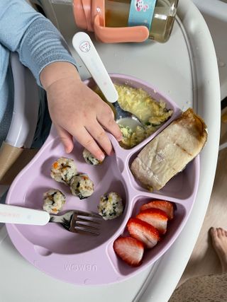 유비맘 캐릭터 실리콘 흡착 식판_색상 랜덤발송 — 5점을 준 리뷰어가 2021년 2월 올린 사용 사진