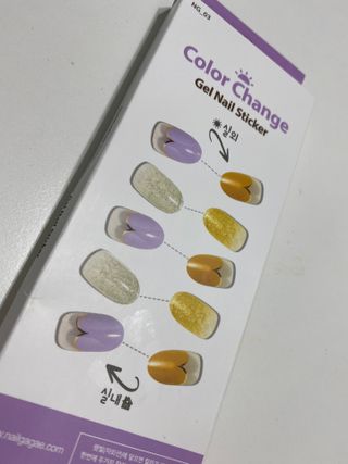 [네일가게] 햇빛에 닿으면 색이 변하는 신기한 햇살 반전 네일스티커 — 4점을 준 리뷰어가 2021년 8월 올린 사용 사진
