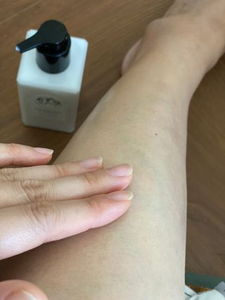 줄라이 모닝 _ JULY MORNING 줄라이모닝 하이드레이팅 퍼퓸드 바디앤핸드 에멀젼 — 5점을 준 리뷰어가 2021년 10월 올린 사용 사진
