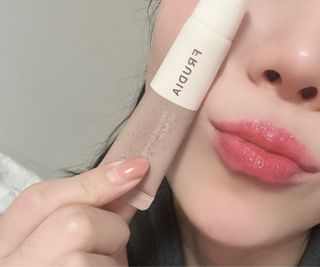 [후르디아] 올리브영 착한보습 비건 립버터 2종 — 5점을 준 리뷰어가 2023년 2월 올린 사용 사진