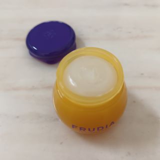 틱톡 [후르디아] 튼입술해결템 올리브영 블루베리 하이드레이팅 허니 립밤 — 5점을 준 리뷰어가 2024년 3월 올린 사용 사진