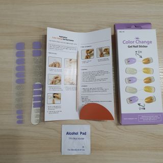 [네일가게] 햇빛에 닿으면 색이 변하는 신기한 햇살 반전 네일스티커 — 5점을 준 리뷰어가 2021년 8월 올린 사용 사진