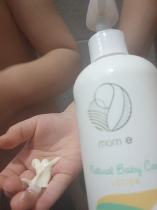 mom e 맘이 내추럴 베이비 케어 샴푸앤바스+로션 — 4.5점을 준 리뷰어가 2021년 1월 올린 사용 사진