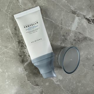[스킨1004] 마다가스카르 센텔라 히알루-시카 워터핏 선세럼 50ml — 5점을 준 리뷰어가 2024년 5월 올린 사용 사진