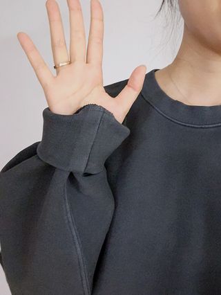 MAPLESYRUPFACTORY 메이플 피그먼트 맨투맨 8.COL — 5점을 준 리뷰어가 2022년 12월 올린 사용 사진