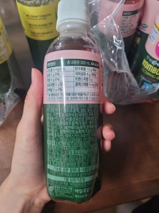 더그레잇티 콤부차 [매일유업] 더그레잇티 44kcal 콤부차 300ml *12개입 (오리지널 6개+베리리치 6개) — 5점을 준 리뷰어가 2023년 7월 올린 사용 사진