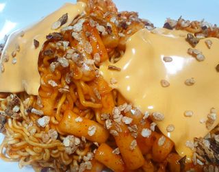 더밥  고추마녀 라볶이 +  나이스미 무설탕 현미후레이크 — 5점을 준 리뷰어가 2021년 10월 올린 사용 사진