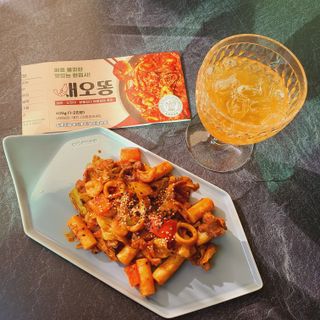 화끈한녀석들 새오똥400g 새우,오징어,똥집 볶음요리 소스,밀떡, 참기름 포함 — 4.5점을 준 리뷰어가 2022년 11월 올린 사용 사진