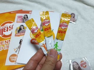 광동생활건강 [제니에디션] 비타500데일리스틱 gift set 60포+제니굿즈 3종+쇼핑백 — 4.5점을 준 리뷰어가 2021년 11월 올린 사용 사진