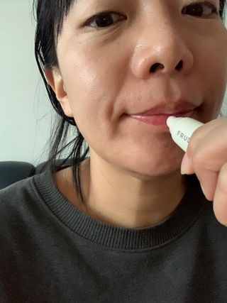 [후르디아] 올리브영 착한보습 비건 립버터 2종 — 5점을 준 리뷰어가 2023년 2월 올린 사용 사진
