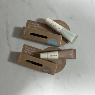 [후르디아] 올리브영 착한보습 비건 립버터 2종 — 5점을 준 리뷰어가 2022년 12월 올린 사용 사진