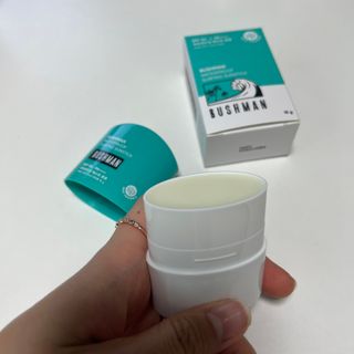 부쉬맨 워터프루프 서핑 선스틱 16g SPF50+ PA++++ — 4.5점을 준 리뷰어가 2023년 4월 올린 사용 사진