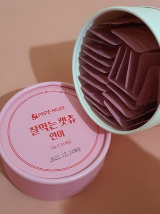 페페로니 잘 먹는 캣츄 - 알래스카 연어 24개입 — 5점을 준 리뷰어가 2021년 7월 올린 사용 사진