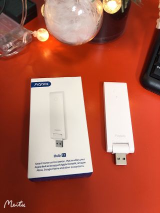 아카라 조명 스위치를 누워서 끄는 방법 (스마트 조명 스위치 2구 + 무선 리모트 스위치 1구 T1, 스마트 허브 E1) — 2.5점을 준 리뷰어가 2021년 12월 올린 사용 사진