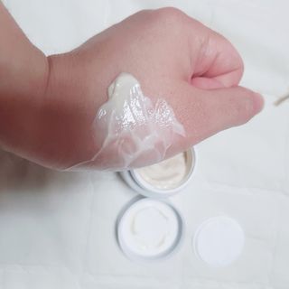 AYU25[아유트웬티파이브]다마스크로즈워터 베이스 천연 수분 촉촉 크림 — 3점을 준 리뷰어가 2021년 2월 올린 사용 사진