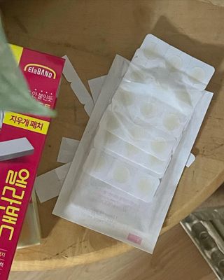 올리브영 엘라밴드 하이드로 도트 스팟패치 12mm, 티트리 — 5점을 준 리뷰어가 2022년 9월 올린 사용 사진