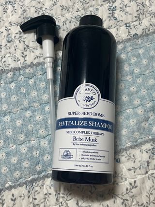 [닥터시드]슈퍼시드밤 리바이탈라이즈 샴푸 베베머스크향 1000ml — 5점을 준 리뷰어가 2024년 8월 올린 사용 사진