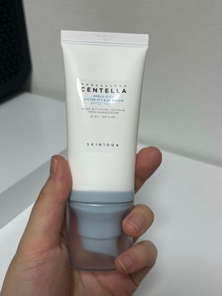[스킨1004] 마다가스카르 센텔라 히알루-시카 워터핏 선세럼 50ml — 5점을 준 리뷰어가 2024년 6월 올린 사용 사진