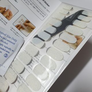 [네일가게] 햇빛에 닿으면 색이 변하는 신기한 햇살 반전 네일스티커_B — 5점을 준 리뷰어가 2021년 8월 올린 사용 사진