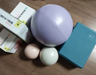 [트라택] 홈 필라테스 SET [미니짐볼+웨이트볼(0.5kg&1kg+요가블럭] — 5점을 준 리뷰어가 2022년 7월 올린 사용 사진