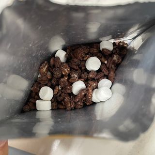 스낵스 와그작후루룩 3종_카카오2봉+아몬드2봉+딸기2봉 (총 6봉) — 5점을 준 리뷰어가 2024년 3월 올린 사용 사진