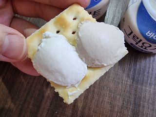 매일바이오 그릭요거트 오리지널 플레인 4개, 로스터리 커피믹스 4개 — 1점을 준 리뷰어가 2021년 12월 올린 사용 사진