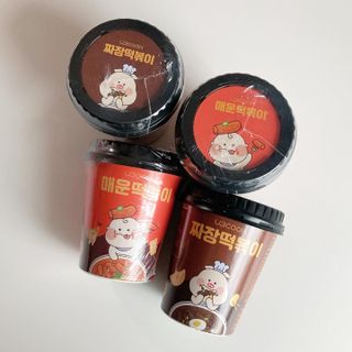 유비쿡 컵떡볶이 매운컵떡볶이2개/ 짜장컵떡볶이 2개  총 4개세트 — 5점을 준 리뷰어가 2021년 3월 올린 사용 사진