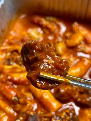 화끈한녀석들 새오똥400g 새우,오징어,똥집 볶음요리 소스,밀떡, 참기름 포함 — 5점을 준 리뷰어가 2022년 11월 올린 사용 사진