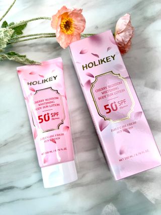 홀리키 체리 블러썸 화이트닝 바디 선 로션 — 5점을 준 리뷰어가 2023년 7월 올린 사용 사진