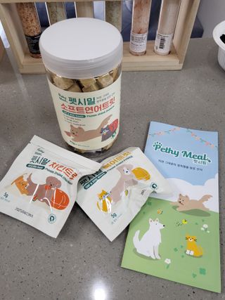 [펫시밀] 원물그대로 영양듬뿍 진공동결건조 북어트릿75g,치킨트릿100g,연어트릿75g 강아지 고양이 간식 — 5점을 준 리뷰어가 2023년 5월 올린 사용 사진