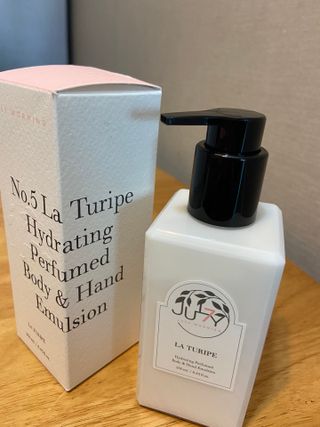 줄라이 모닝 _ JULY MORNING 줄라이모닝 하이드레이팅 퍼퓸드 바디앤핸드 에멀젼 — 4점을 준 리뷰어가 2021년 9월 올린 사용 사진