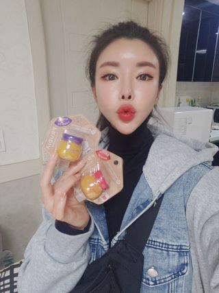 [후르디아] 올리브영 꿀과즙 립밤 2종 (블루베리/석류) — 5점을 준 리뷰어가 2022년 10월 올린 사용 사진
