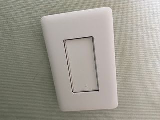 아카라 조명 스위치를 누워서 끄는 방법 (스마트 조명 스위치 2구 + 무선 리모트 스위치 1구 T1, 스마트 허브 E1) — 5점을 준 리뷰어가 2021년 12월 올린 사용 사진