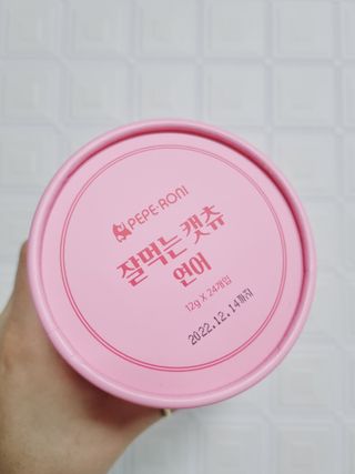 페페로니 잘 먹는 캣츄 - 알래스카 연어 24개입 — 5점을 준 리뷰어가 2021년 7월 올린 사용 사진
