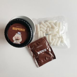 유비쿡 컵떡볶이 매운컵떡볶이2개/ 짜장컵떡볶이 2개  총 4개세트 — 5점을 준 리뷰어가 2021년 3월 올린 사용 사진