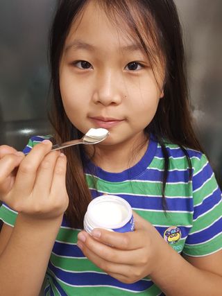 매일바이오 그릭요거트 오리지널 플레인 4개, 로스터리 커피믹스 4개 — 5점을 준 리뷰어가 2021년 12월 올린 사용 사진