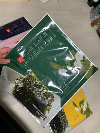 [해림맛김] 들기름에 구운 바삭바삭 김 4종 세트 + 1종 랜덤발송 총5개입 — 5점을 준 리뷰어가 2021년 2월 올린 사용 사진