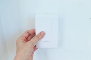 아카라 조명 스위치를 누워서 끄는 방법 (스마트 조명 스위치 2구 + 무선 리모트 스위치 1구 T1, 스마트 허브 E1) — 5점을 준 리뷰어가 2021년 12월 올린 사용 사진