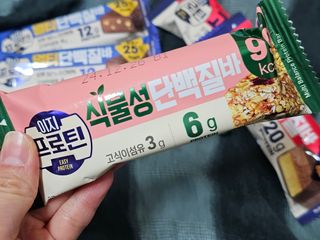 이지프로틴바 3종x각 2ea (고단백질바, 멀티단백질바, 식물성단백질바) — 4점을 준 리뷰어가 2024년 3월 올린 사용 사진