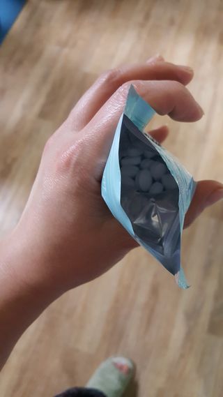 입 냄새 완화에 도움을 주는 에티켓 캔디 앳캔디 스트롱민트 — 5점을 준 리뷰어가 2021년 1월 올린 사용 사진