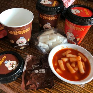 유비쿡 컵떡볶이 매운컵떡볶이2개/ 짜장컵떡볶이 2개  총 4개세트 — 5점을 준 리뷰어가 2021년 2월 올린 사용 사진