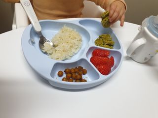 유비맘 캐릭터 실리콘 흡착 식판_색상 랜덤발송 — 5점을 준 리뷰어가 2021년 1월 올린 사용 사진