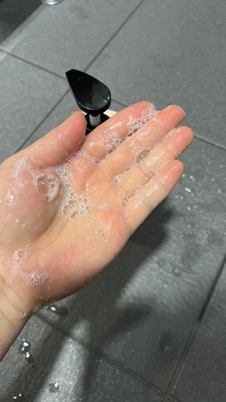 프리마인 더이상 뻣뻣하고 효과없는 탈모샴푸는 NO. 근본부터 케어하는 셀베이스 그린티샴푸(500ml) — 5점을 준 리뷰어가 2023년 5월 올린 사용 사진