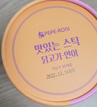 페페로니 맛있는 스틱 - 무항생제 닭고기 15개 + 알래스카 연어 15개 — 5점을 준 리뷰어가 2021년 8월 올린 사용 사진