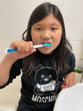 치과에서 쓰는 치약 _ 라벨제로 저불소 꼬마, 키즈, 유아, 베이비, 주니어 안전한 어린이치약 — 5점을 준 리뷰어가 2022년 12월 올린 사용 사진