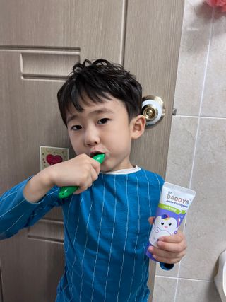 닥터데디스 안심저불소 키즈치약 (라즈베리, 청포도향 중 택 1) 60g +  여행용 미니 치약 15g — 5점을 준 리뷰어가 2022년 11월 올린 사용 사진