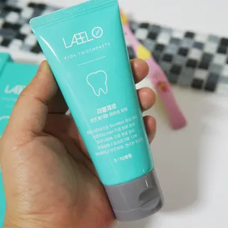 치과에서 쓰는 치약 _ 라벨제로 저불소 꼬마, 키즈, 유아, 베이비, 주니어 안전한 어린이치약 — 5점을 준 리뷰어가 2022년 11월 올린 사용 사진