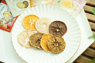 프루낵 제주감귤 초코12봉입 4종(화이트초코,다크초코,요구르트초코,콜라초코)  57.6g(4.8g*12봉입) !!! — 5점을 준 리뷰어가 2022년 11월 올린 사용 사진
