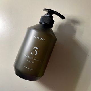르핸스 퍼포밍 5 샴푸 비반트 포렛/베티버 포그 — 4.5점을 준 리뷰어가 2023년 2월 올린 사용 사진
