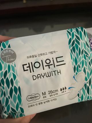 나무드 [데이위드] 국내생산 생리대 가벼운 초 슬림핏 프레쉬 씬 순면커버 생리대 10개입X1팩 — 4점을 준 리뷰어가 2021년 10월 올린 사용 사진